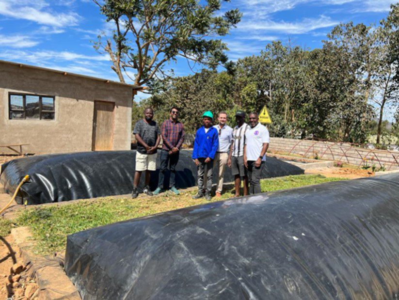 Dois digestores pré-fabricados de biogás instalados pelos investigadores