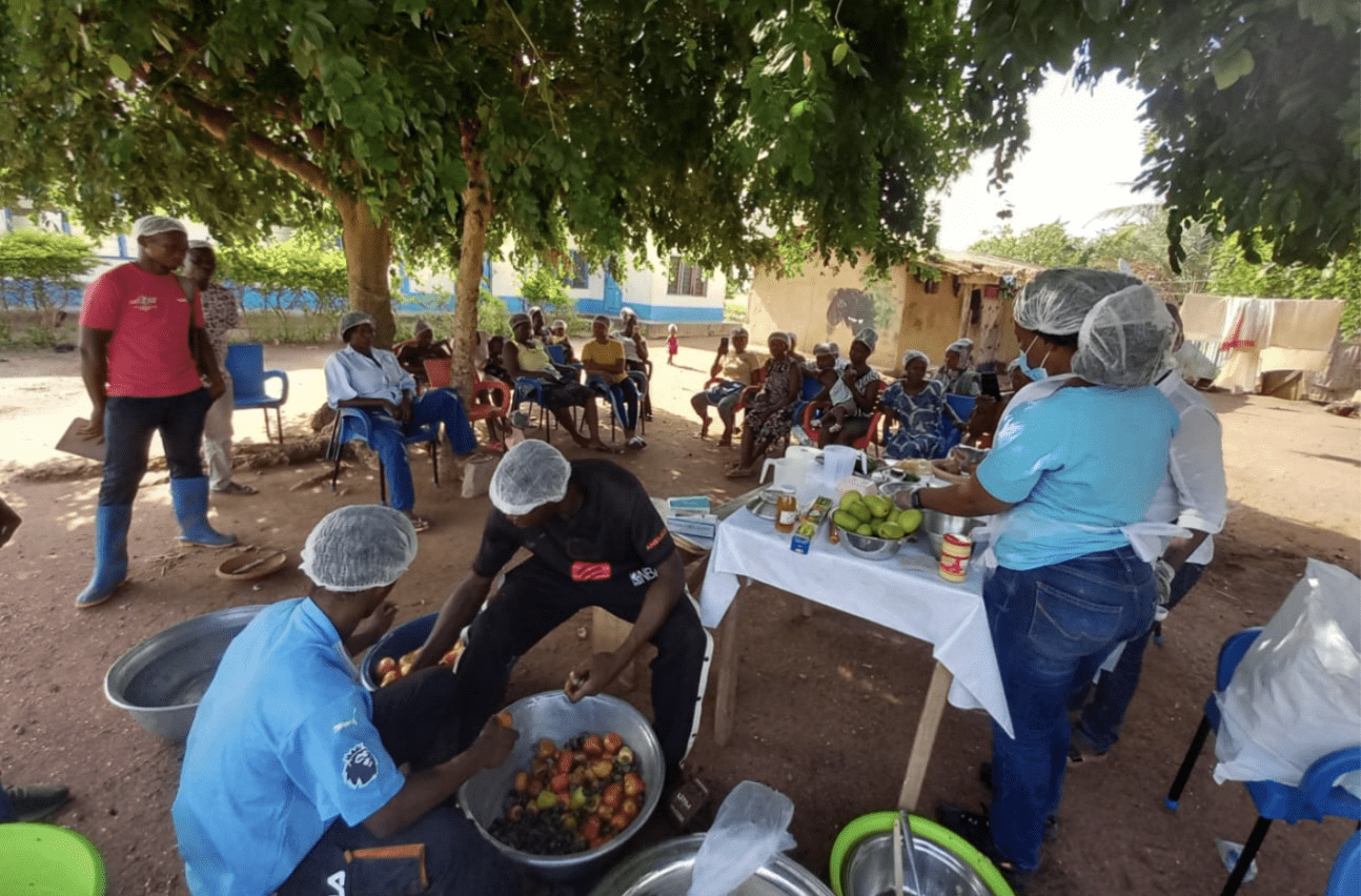 Le Dr Francis Omujal présentant la machine à beurre de karité ougandaise