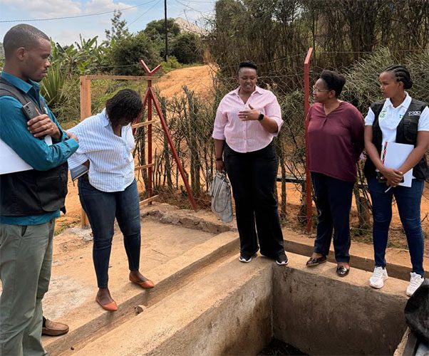Visita da equipa do NCST à unidade de produção de vermicomposto de Rwamagana